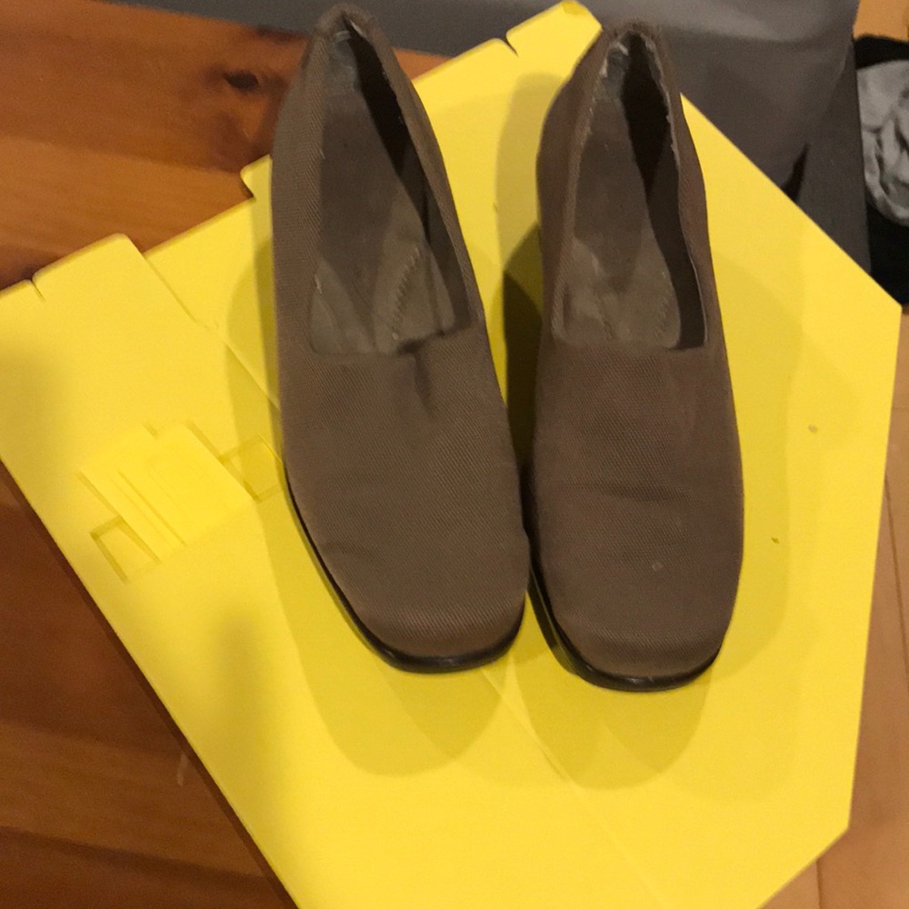 Aero soles women’s tan slight heel shoe